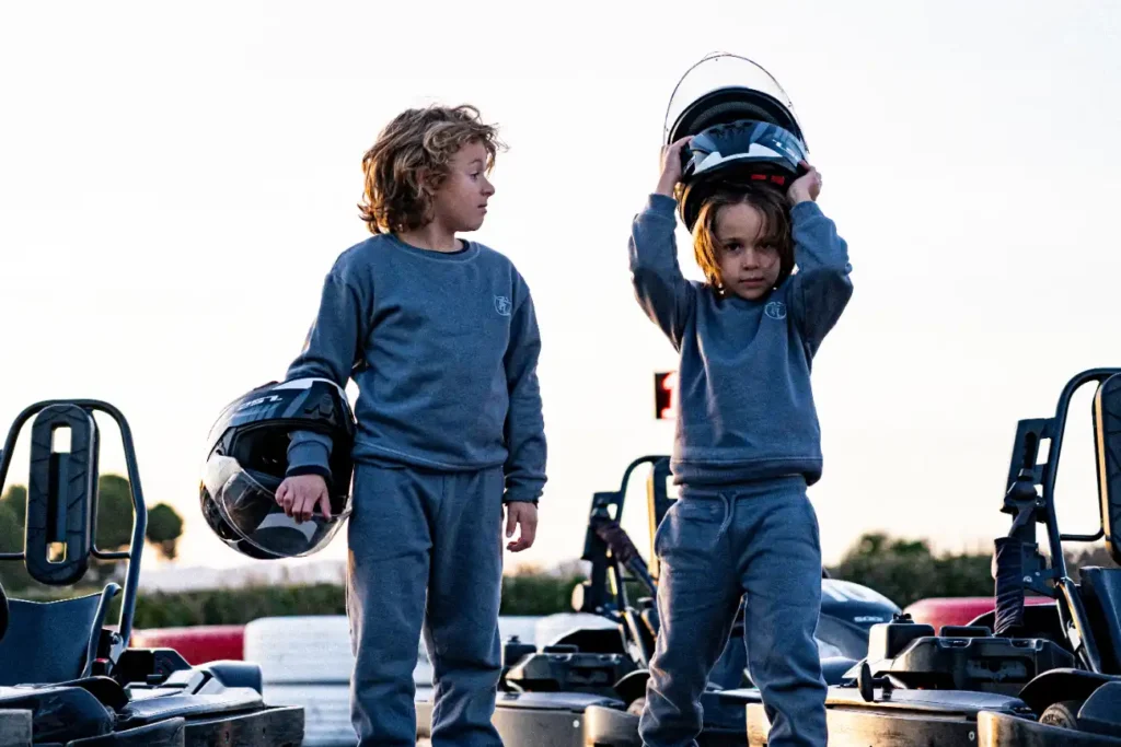 2 niños en un karting infantil Edad mínima en karting