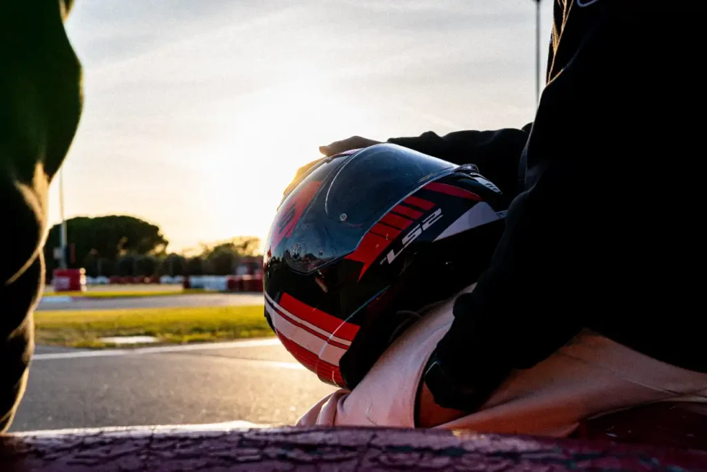 casco de kart con puesta de sol