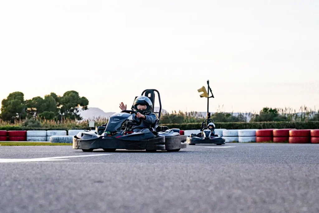 karting infantil con 2 karts en circuito abierto